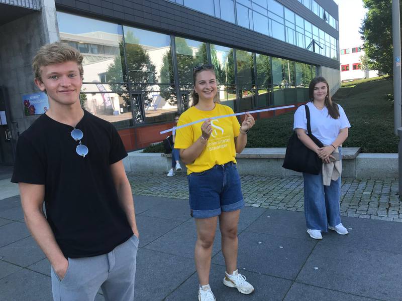 Her blir førsteårsstudentane i sosiologi, Marthe Holth og Kjetil Bjørnsen Jekteberg, bedt om å holde minst en meters avstand av UiS-vert Katharina Olsen.