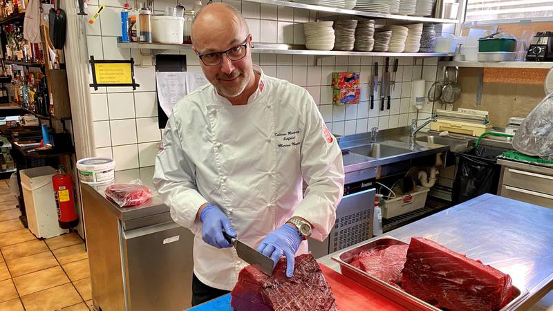 Markus Nagele, daglig leder ved Majoren i Gamlebyen, sikret seg i september en 243 kilo tung makrellstørje på menyen.
