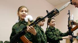 Russiske skolebarn skal lære å sette sammen Kalasjnikovs automatgevær i skoletiden