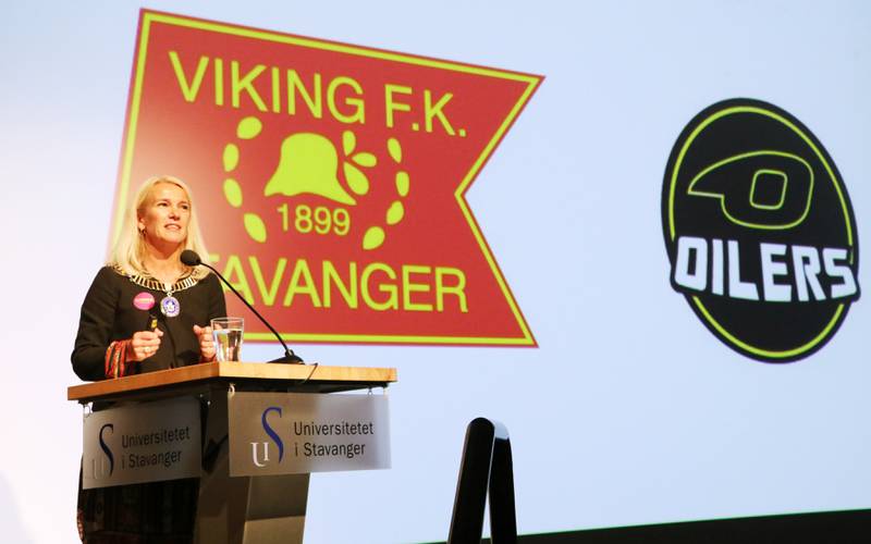Ordfører Christine Sagen Helgø slo et slag for de lokale idrettslagene Viking og Oilers under sin tale til studentene. Foto: Pål Karstensen