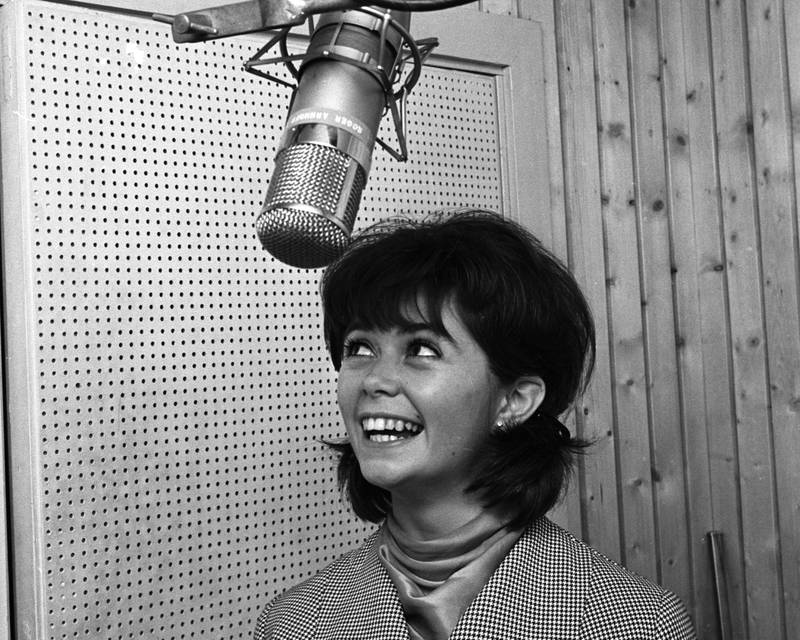 Wenche Myhre i studio i 1964, kanskje for å spille inn «La meg være ung»?
