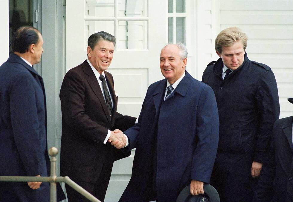 presidentene Ronald Reagan og Mikhail Gorbatsjov gir hverandre sitt håndtrykk i Reykjavik i 1986