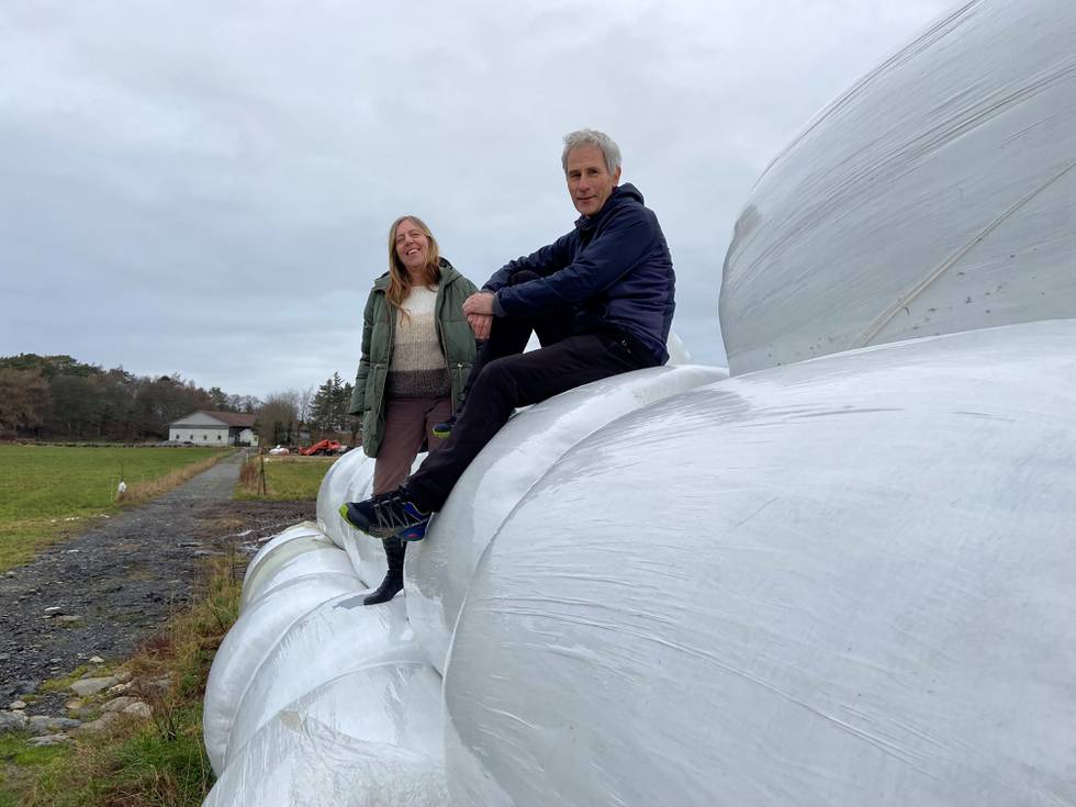 Miljøvernsjef Jane Nilsen Aalhus og landbrukssjef Geir Helge Rygg tar plastgrep i landbruket i Stavanger.