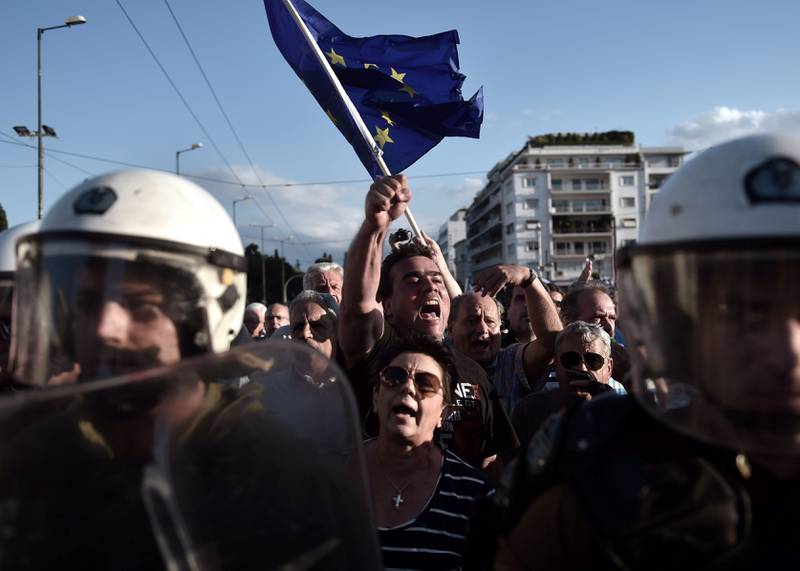 Grekere for EU deltok i en massedemonstrasjon foran parlamentet i Aten denne uka. Både Hellas og EU-lederne håper på snarlig enighet. FOTO: ARIS MESSINIS/NTB SCANPIX