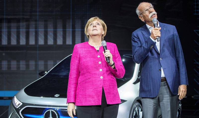 Tyske biler er en milliardindustri for Tyskland. Trusselen om nye skyhøye importtoller til USA får industrien og regjeringen til å skjelve. Her er kansler Angela Merkel med sjef Dieter Zetsche i Daimler under åpningen av bilmessa i Frankfurt høsten 2017.