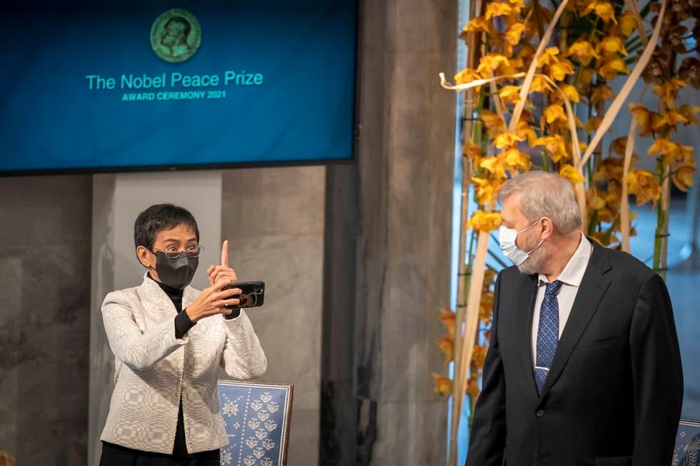 Fredsprisvinner Maria Ressa tar en selfie med prisvinner Dmitrij Muratov under utdelingen av Nobels fredspris i Oslo rådhus 10. desember.
Foto: Heiko Junge / NTB