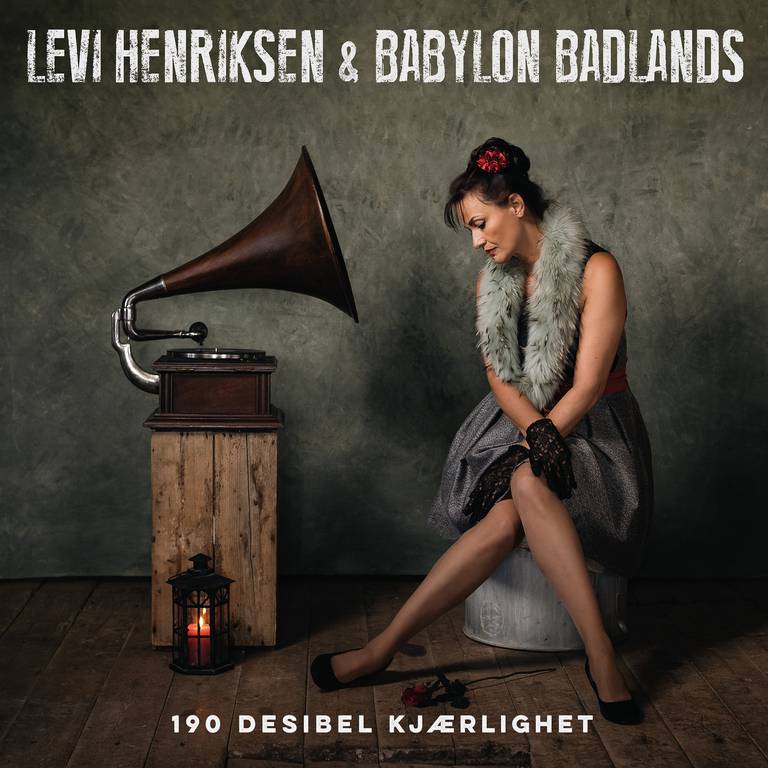 Levi Henriksen & Babylon Badlands er ute med sin fjerde plate, «190 prosent decibel».