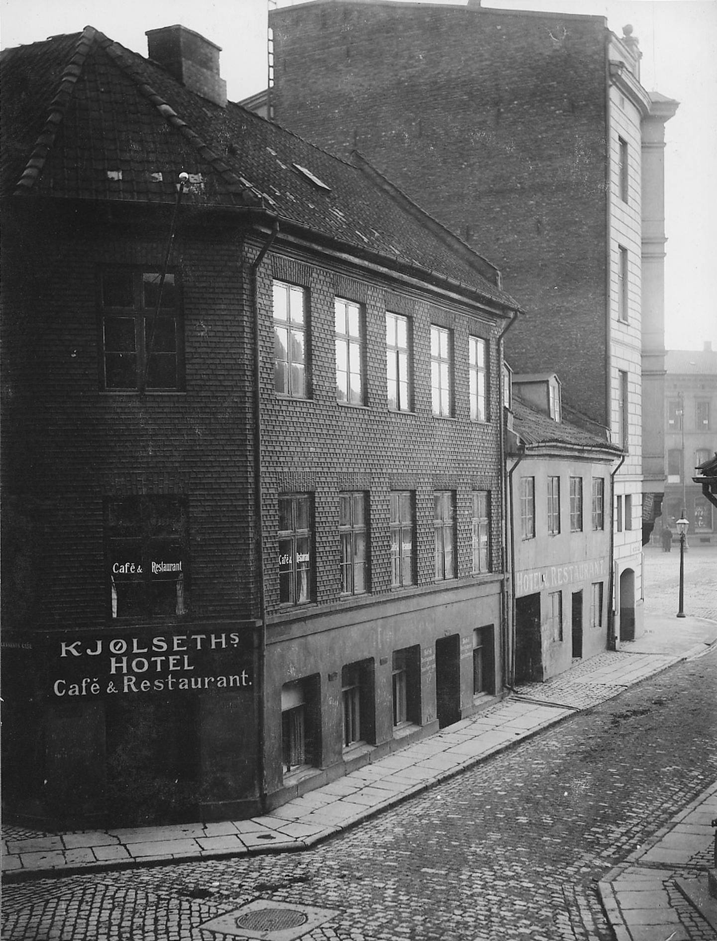Johan Bodin solgte sitt giktmiddel fra ulike steder han oppholdt seg, slik som Kjølseths hotell og restaurant, annonsert i Christiania Nyheds- og Avertissementsblad 17.07.1888. Gården med utsikt mot Jernbanetorget 6, ble revet i 1907.