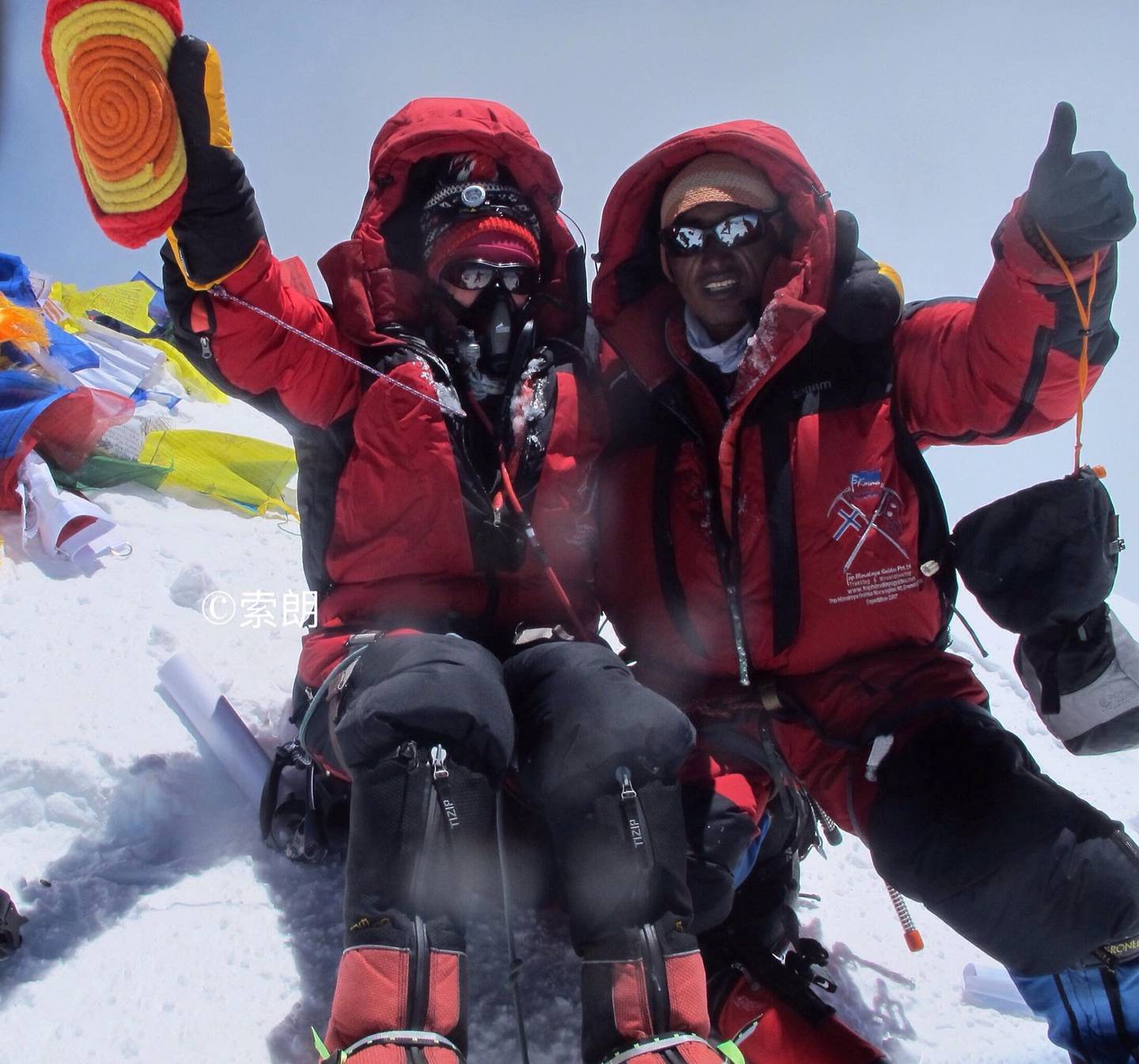 Høyest i verden: Lisbeth Friberg på toppen av Mount Everest sammen med guiden Sonam Shalaka Bhote.