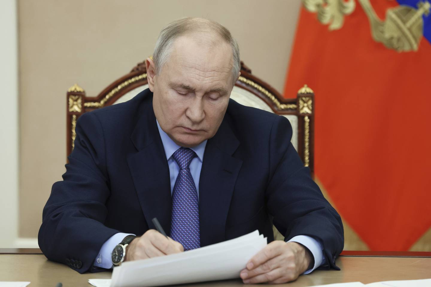 Putin oppfordrer blant annet regjeringen til å samarbeide tettere med oljeselskapene for å senke prisene. Foto: Mikhail Metzel / Sputnik / Kreml via AP / NTB 