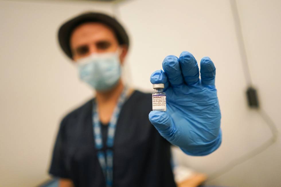 Vaksinen fra Pfizer/Biontech skal gi god beskyttelse mot omikronsmitte etter en tredje dose, ifølge selskapene. Den er fortsatt effektiv mot alvorlig sykdom som følge av omikronsmitte etter to stikk. 
Foto: Alberto Pezzali / AP Photo / NTB