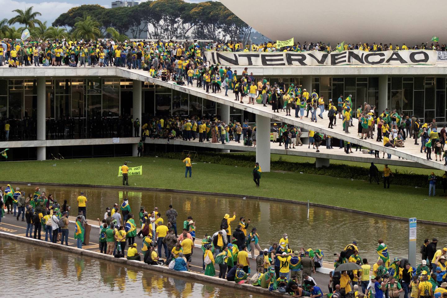 Bolsonaro-tilhengere ved Planalto-palasset, kontoret til den brasilianske presidenten, søndag.