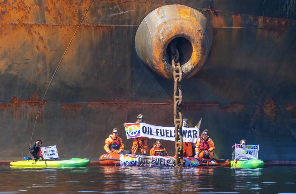 Greenpeace aksjonerte mot skipet Ust Luga, som skal losse russisk olje ved Åsgårdstrand. Aksjonister lenket seg fast til ankerkjettingen på det store skipet. Foto: Ole Berg-Rusten / NTB