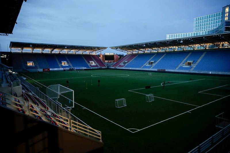 Fornebu 20200404. 
Åpningskampen til Vålerenga  i 2020 skulle være mot Molde på Intility Arena lørdag kveld. Det ble det ikke noe av p.g.a koronaviruset. I stedet er det mørkt og tomme tribuner.
Foto: Vidar Ruud / NTB scanpix