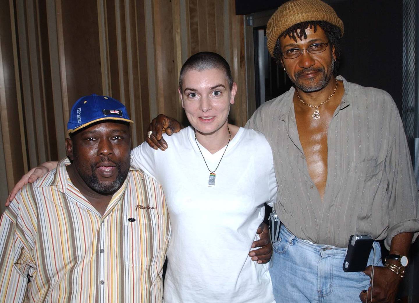 Sinead O'Connor på Jamaica i 2005, med bassisten Robbie Shakespeare og trommeslageren Sly Dunbar,