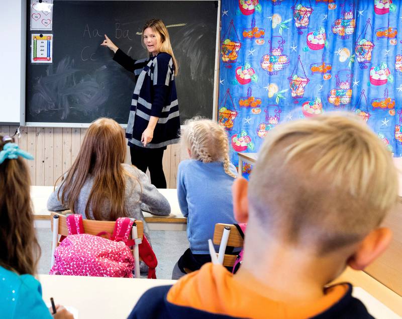 Omringet: I dagens norske grunnskole er bare én av fire lærere menn. I Røyken er det færre enn én av fem. Guttorm Grundt i MDG er bekymret over mangelen på positive, mannlige rollemodeller i skolen.ILLUSTRASJONSFOTO: GORM KALLESTAD/NTB SCANPIX