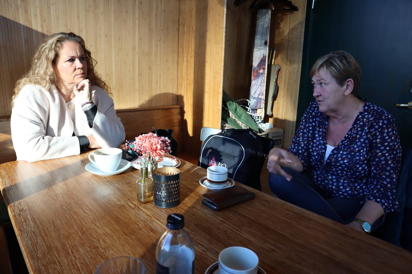 Hanne Loennechen og Ann Skjellum i henholdsvis Akademikerforbundet og Fellesorganisasjonen (FO). De er bekymra for utviklinga i den nye storkommunen.
