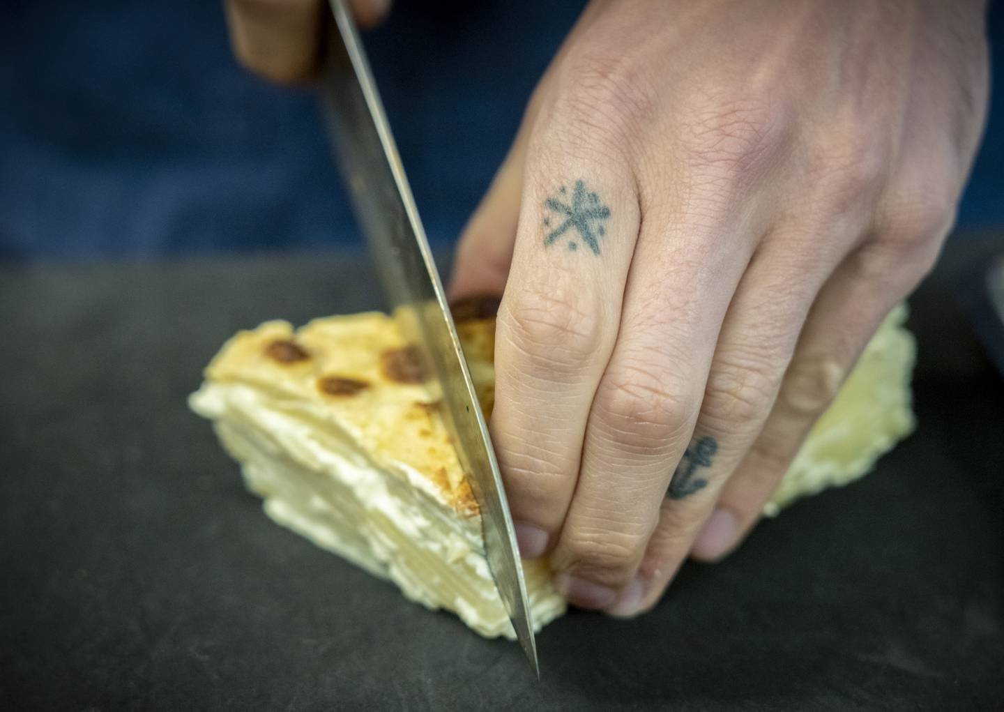 ANRETNING: Skjær opp potetkaken i passende stykker før oppvarming og servering. Foto: Ole Berg-Rusten / NTB