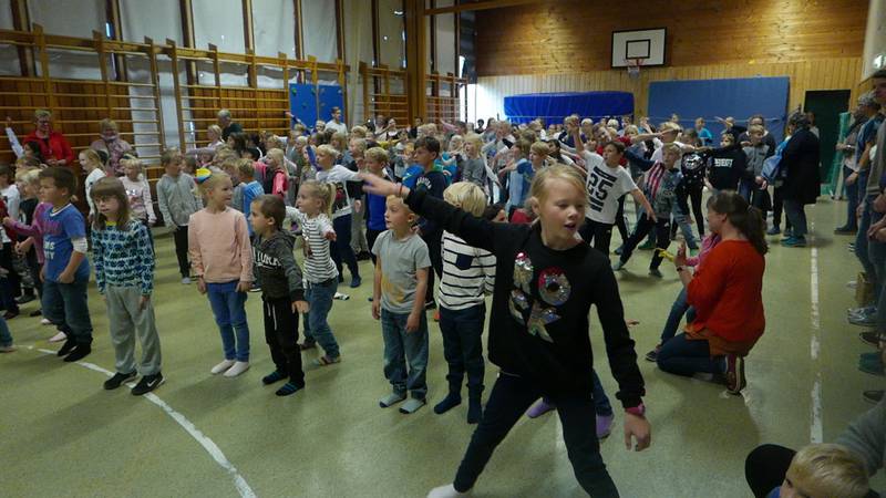 "BLIMED-DANSEN" Skoleelevene ved Vang skole i Rygge kastet seg ut i «Blimed-dansen» for TV-aksjonen 2017. Aksjonsleder Renate Holm håper mange vil stille som bøssebærere søndag 22. oktober.