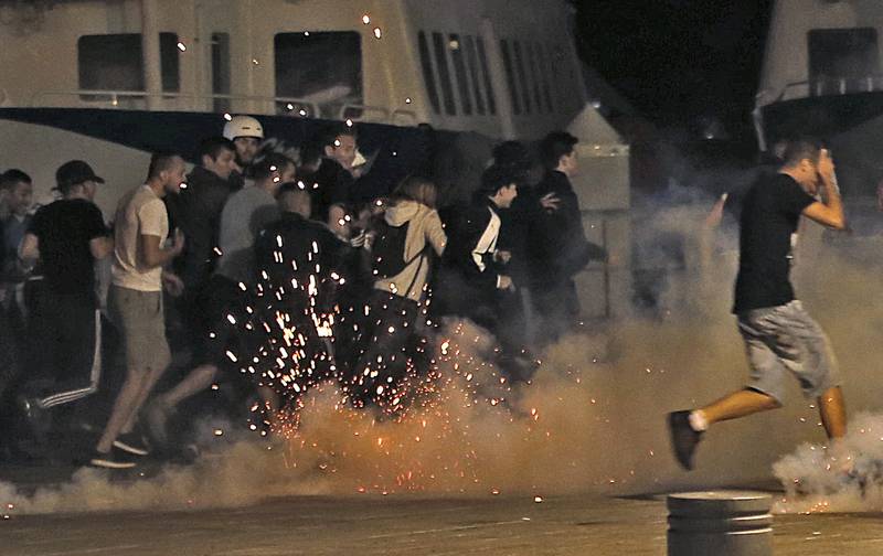 Engelske supportere prøver å komme unna tåregassen i Marseille sentrum i natt.