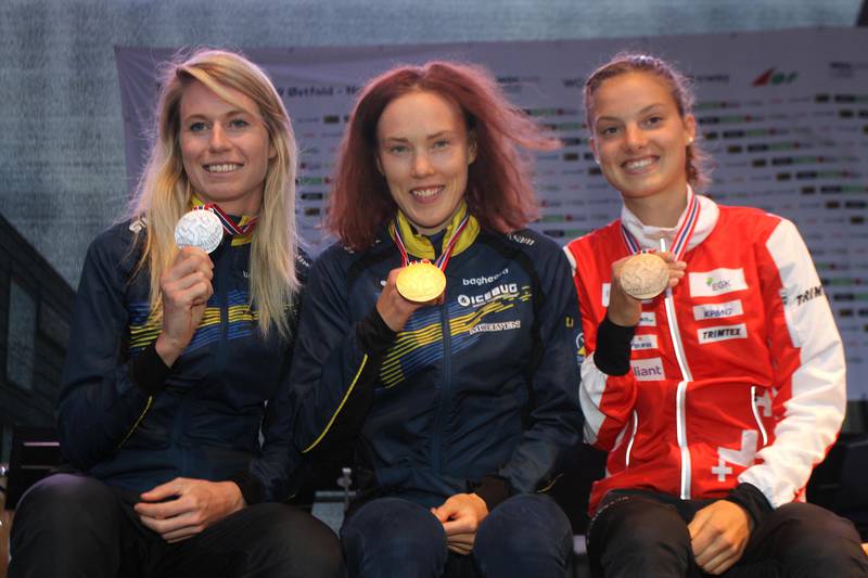 Medaljevinnerne på kvinnenes mellomdistanse: Lina Strand, Sverige (sølv, t.v.), Tove Alexandersson, Sverige (gull) og Simona Aebersbold, Sveits (bronse).