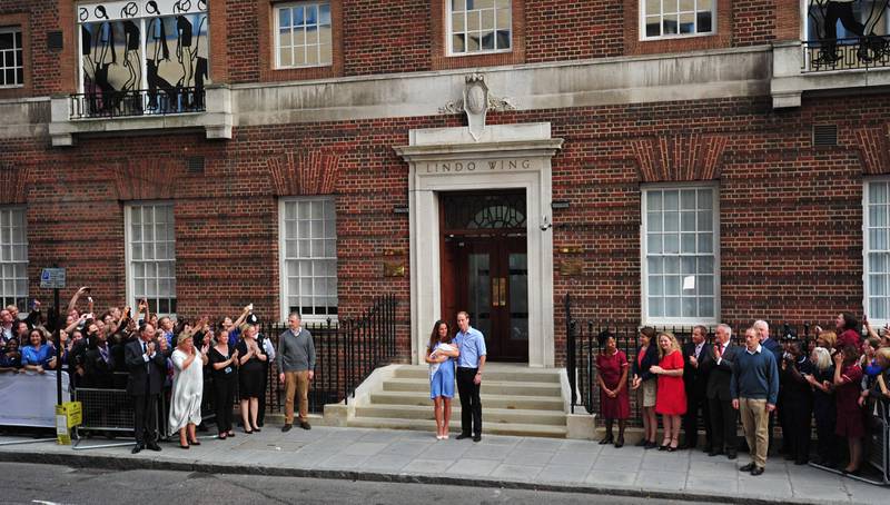 (FILES) In this file photo taken on July 23, 2013 Prince William and Catherine, Duchess of Cambridge show their new-born baby boy to the world's media outside the Lindo Wing of St Mary's Hospital in London on July 23, 2013. The baby was born on Monday afternoon weighing eight pounds six ounces (3.8 kilogrammes). The baby, titled His Royal Highness, Prince (name) of Cambridge, is directly in line to inherit the throne after Charles, Queen Elizabeth II's eldest son and heir, and his eldest son William.  AFP PHOTO / CARL COURT - Meghan Markle, the Duchess of Sussex, gave birth on May 6, 2019 to a "very healthy" boy, Prince Harry announced in a statement to television cameras in Windsor. (Photo by CARL COURT / AFP)
