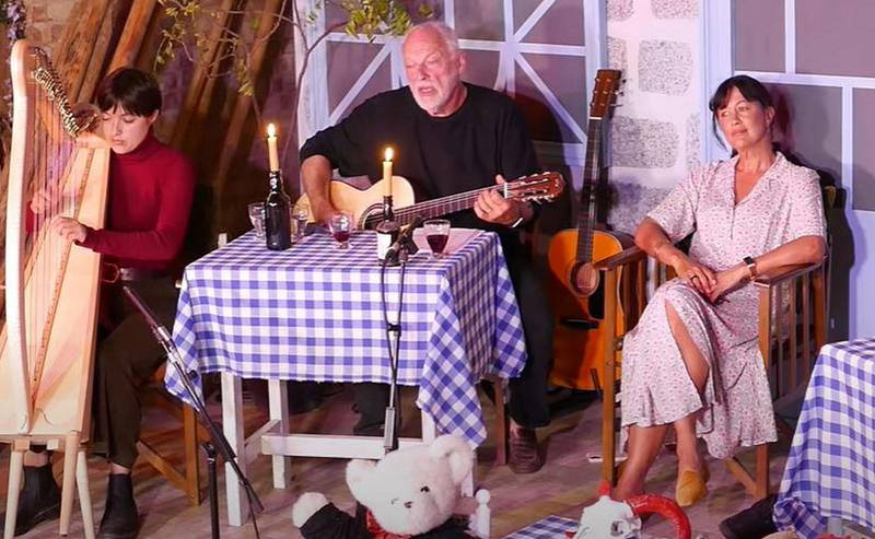 David Gilmour hjemme med familien «Von Trapped», fra deres pågående strømmeserie. Foto: Skjermdump