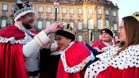 Kler seg i rojale kostymer: Danskene elsker kongehuset
