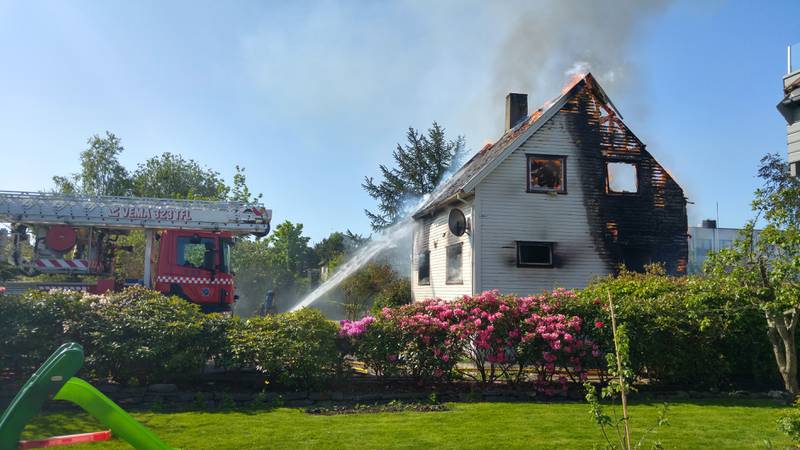 Tre beboere ble evakuert da det begynte å brenne i boligen på Lura. Foto: Roy Storvik