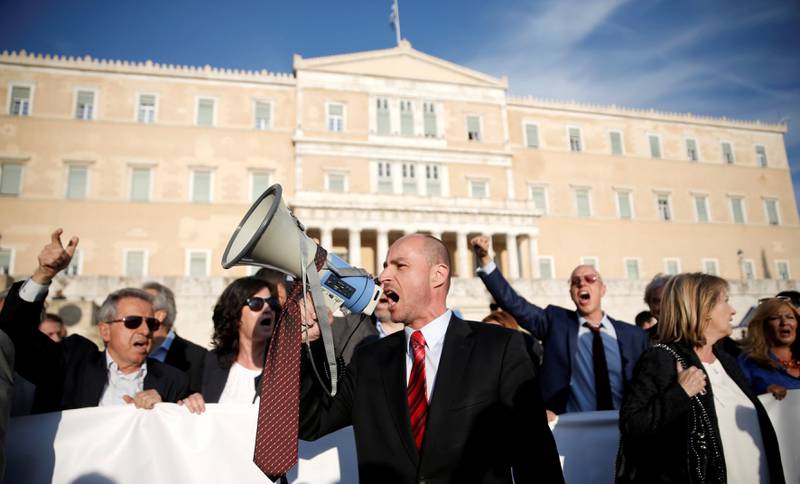 Grekerne tar til gatene i protest mot den nye pensjonsreformen og økte inntektsskatter. Ingen har blitt så hardt rammet av Europas økonomiske krise som grekerne. Etter åtte år med dyp krise er det ennå ikke over.