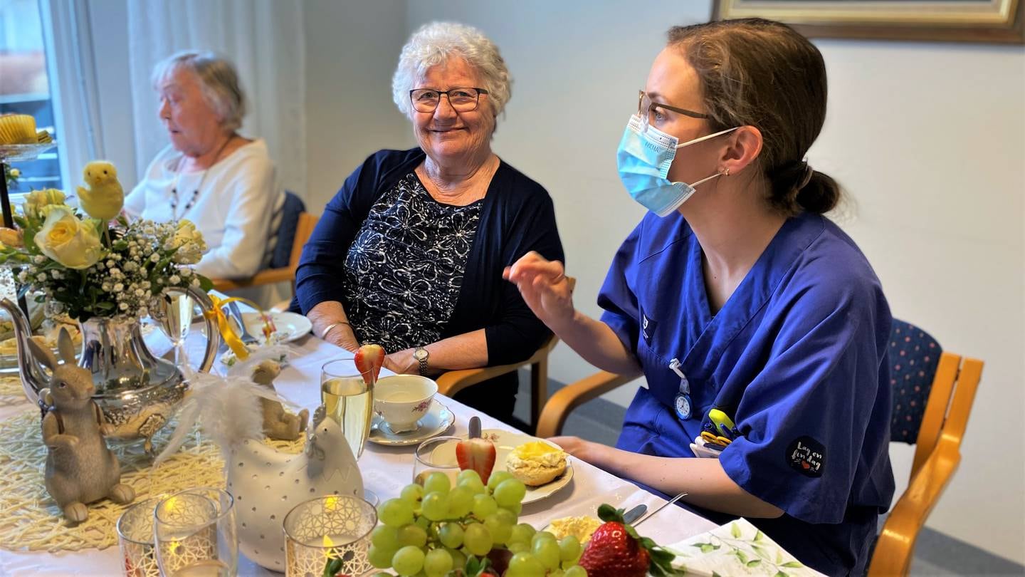Randi Elisabeth Lindahl (i midten) stortrives med Afternoon tea på Rolvsøy sykehjem. Her omkranset av Frøydis Råen og fagsykepleier Ingrid Abusdal.