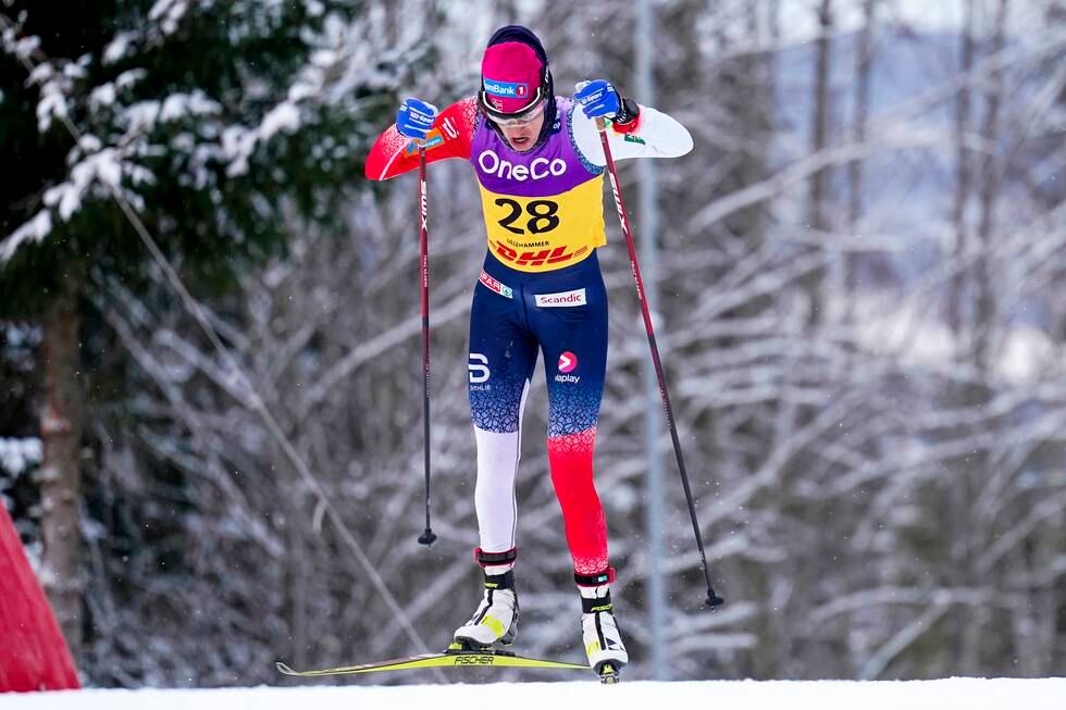 Heidi Weng fikk det ikke til å stemme i sprintprologen på Lillehammer, og røk ut, mens firemenning Tiril Udnes Weng var raskest av de norske.