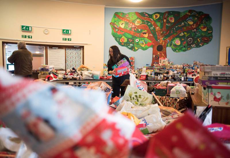 Julenisse: Sortering av julegaver er noe av det Tordy Jones liker best. I fjor delte matsentralen PATCH ut 700 esker med julegaver til familier i Pembrokeshire. I år venter de at det blir mange flere.