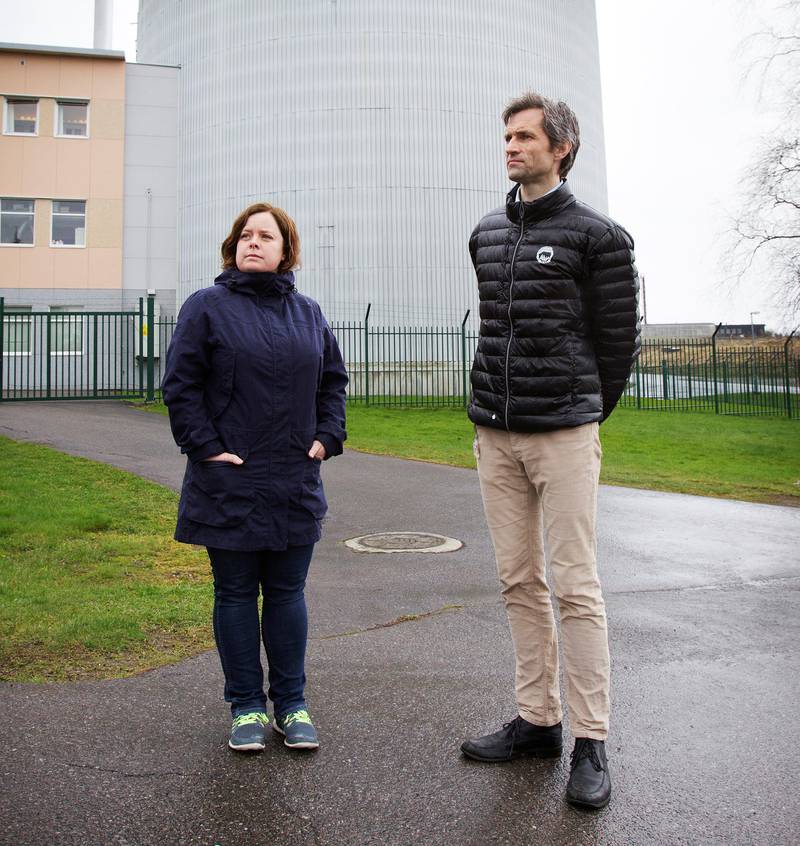 50 ÅR: Her produseres avfallet, forteller sikkerhetssjef Ole Reistad og strålevernsjef Camilla Nordhei. JEEP II-reaktoren som er omgitt av høye gjerder inne på IFEs anlegg på Kjeller, fyller 50 år i år.