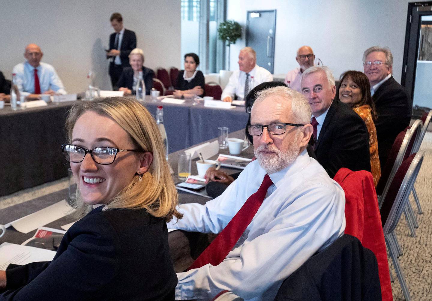 DILEMMA: Jeremy Corbyn og hans kolleger i skyggeregjeringen til Labour må gjøre nøye avveininger i diskusjonen om et mulig valg. FOTO: NTB SCANPIX
