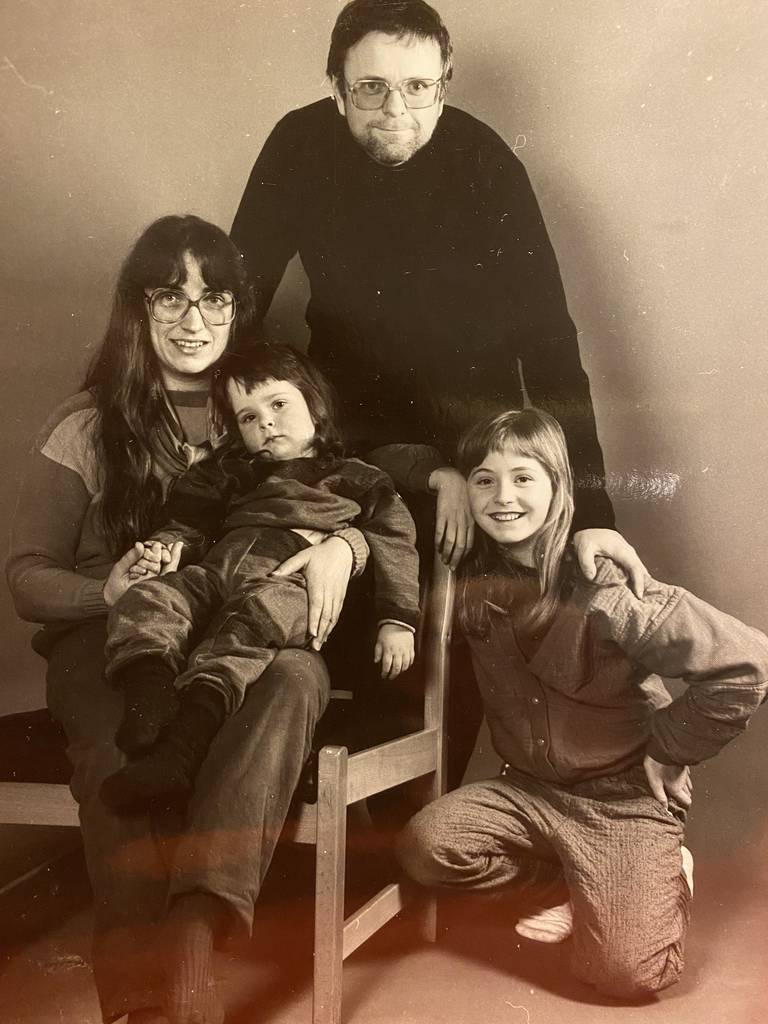 Familiebilde av Bibbi Børresen, Hanne Børresen Hagerup, Klaus Hagerup og Hilde Børresen Hagerup fra midten av 1980-tallet.
