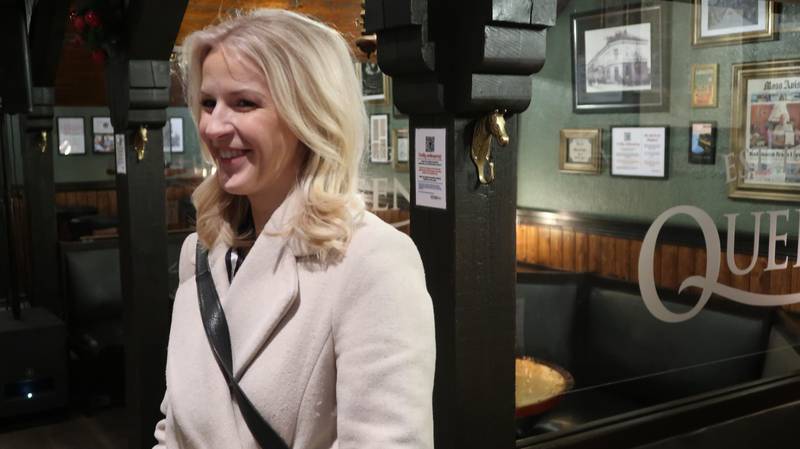 Stortingsrepresentant Elise Bjørnebekk-Waagen (Ap) fra Østfold jobber for å få til hastevedtak i Stortinget som kan sikre akutt, økonomisk hjelp til utelivsbransjen. her er hun på besøk på Queesns Pub i Moss.