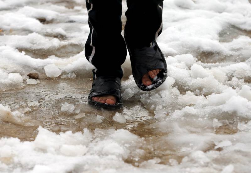 Mange barn i Bekaadalen mangler sko og sokker. FOTO: NTB SCANPIX