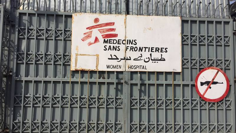 Bak denne porten ligger sykehuset Katrine Finsnes jobbet på i Khyber Pakhtunkwa-regionen. Foto: Leger uten grenser