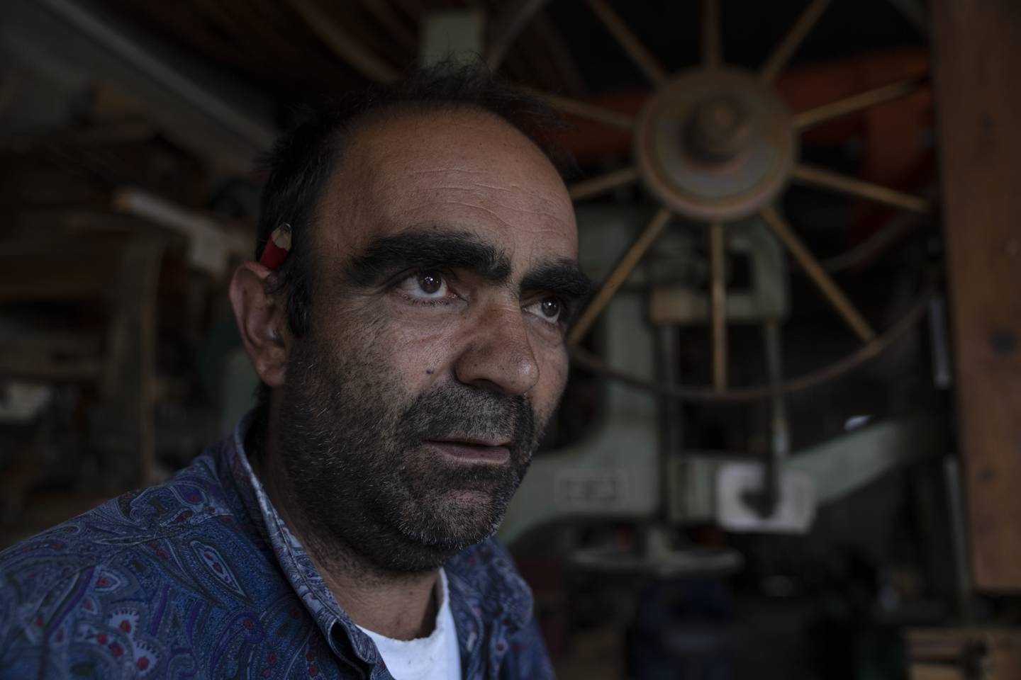 Giorgos Kiassos er en av de siste gjenværende båtbyggerne på Samos. Han legger sin stolthet i håndverket og blir trist når han må levere fra seg et nybygg. 
Foto: Petros Giannakouris, AP/NTB

