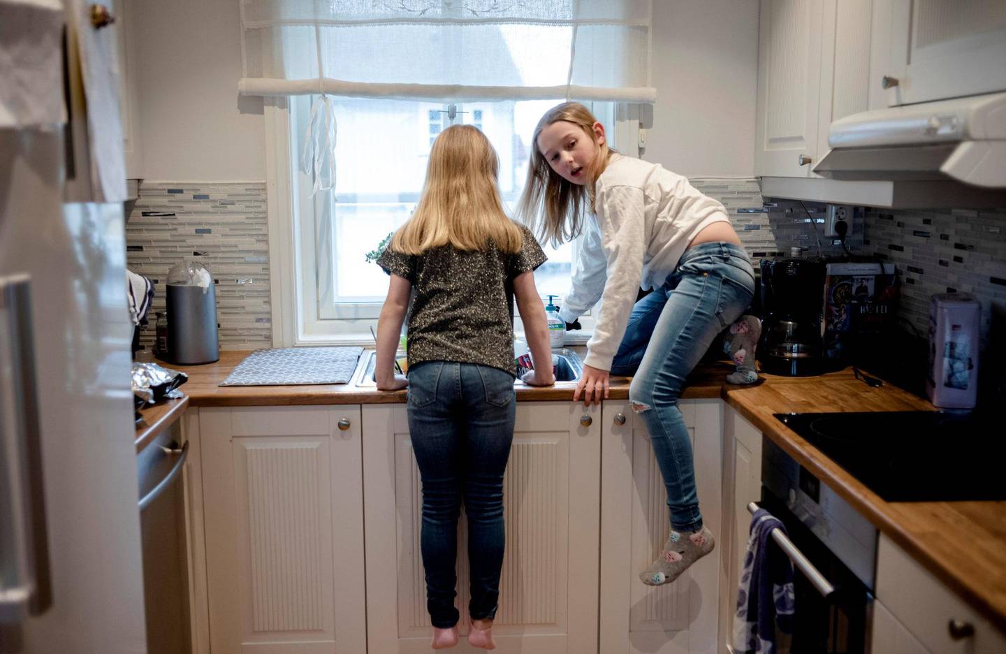 Emilie (11) og Lillan (8) bekymrer seg nok mindre enn pappa Vegar for den  økonomiske framtida. Men som alle andre norsk barn holder de på å gå på veggen hjemme i disse merkelige dagene i mars 2020.