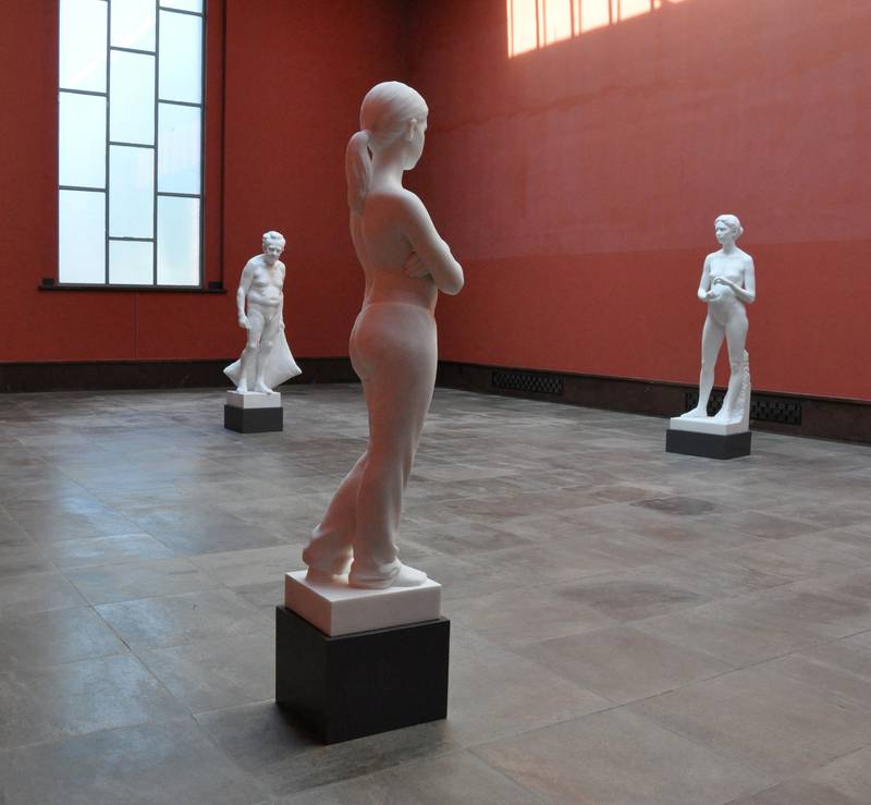 Håkon Anton Fagerås’ marmorskulpturer gjør seg godt i Vigeland-museets saler. «Maren» står i forgrunnen, «Thea» er bak til høyre, og bak til venstre ser vi «So stilt og mjukt å sova». Den siste skulpturen er også fremstilt som del av en installasjon i støpt, rustent jern.