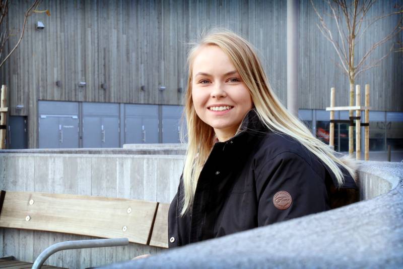 Eirin Larsen (21) deltok i NRKs dokumentarserie «Jeg mot meg» og fortalte om hvordan hun har slitt med depresjon og angst. Hun håper psykisk helse etterhvert blir like vanlig å snakke om som fysisk helse. FOTO: TONE HELENE OSKARSEN