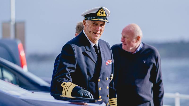 Oslo 20200924. 
Kong Harald debarkerer kongeskipet Norge fra Dronningen i Oslo.
Foto: Stian Lysberg Solum / NTB