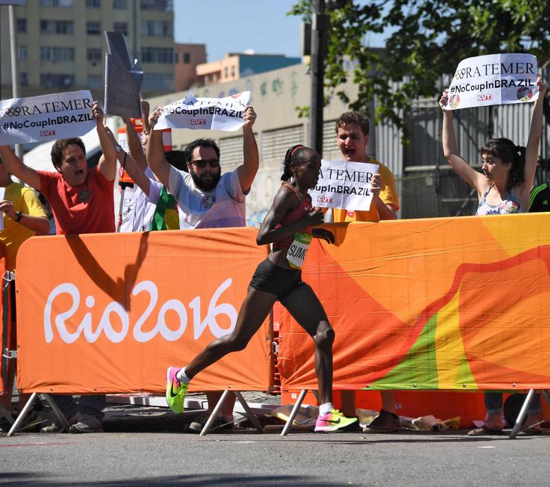 Sinte brasilianere har brukt OL til å gi uttrykk for sin frustrasjon over den hjemlige politikken.