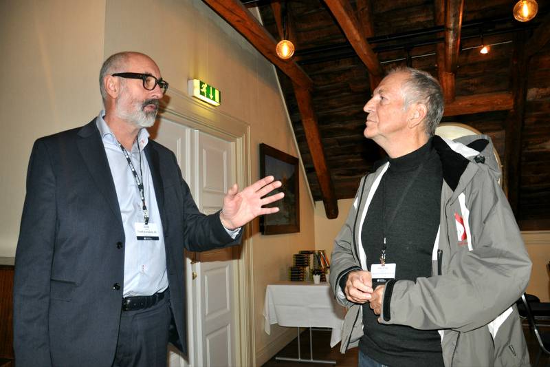 Arild Tvedt og Odd Erik Hansgaard (uav.) tok en sentrumsdrøs etter presentasjonen av ny sentrumsplan onsdag formiddag.