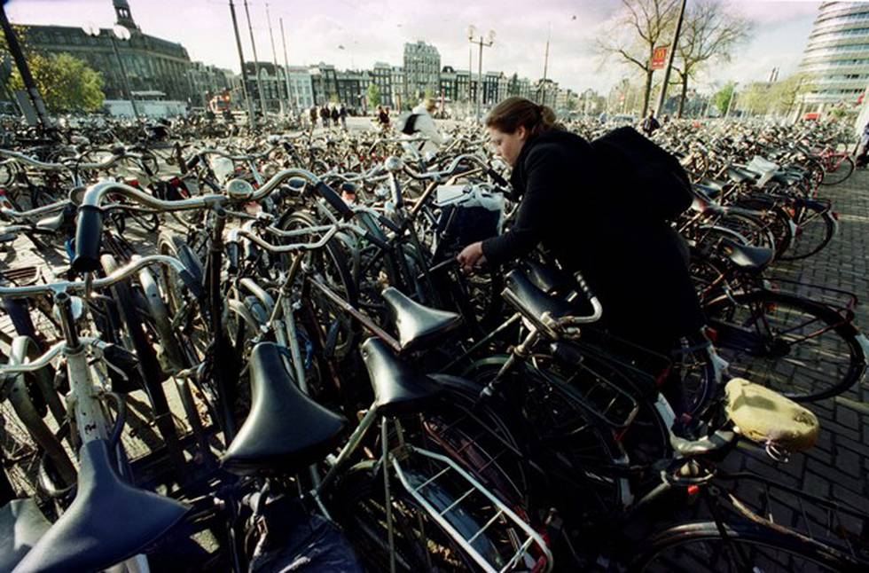 Antallet sykler i Amsterdam er sjokkerende. FOTO: PETER DEJONG/NTB SCANPIX