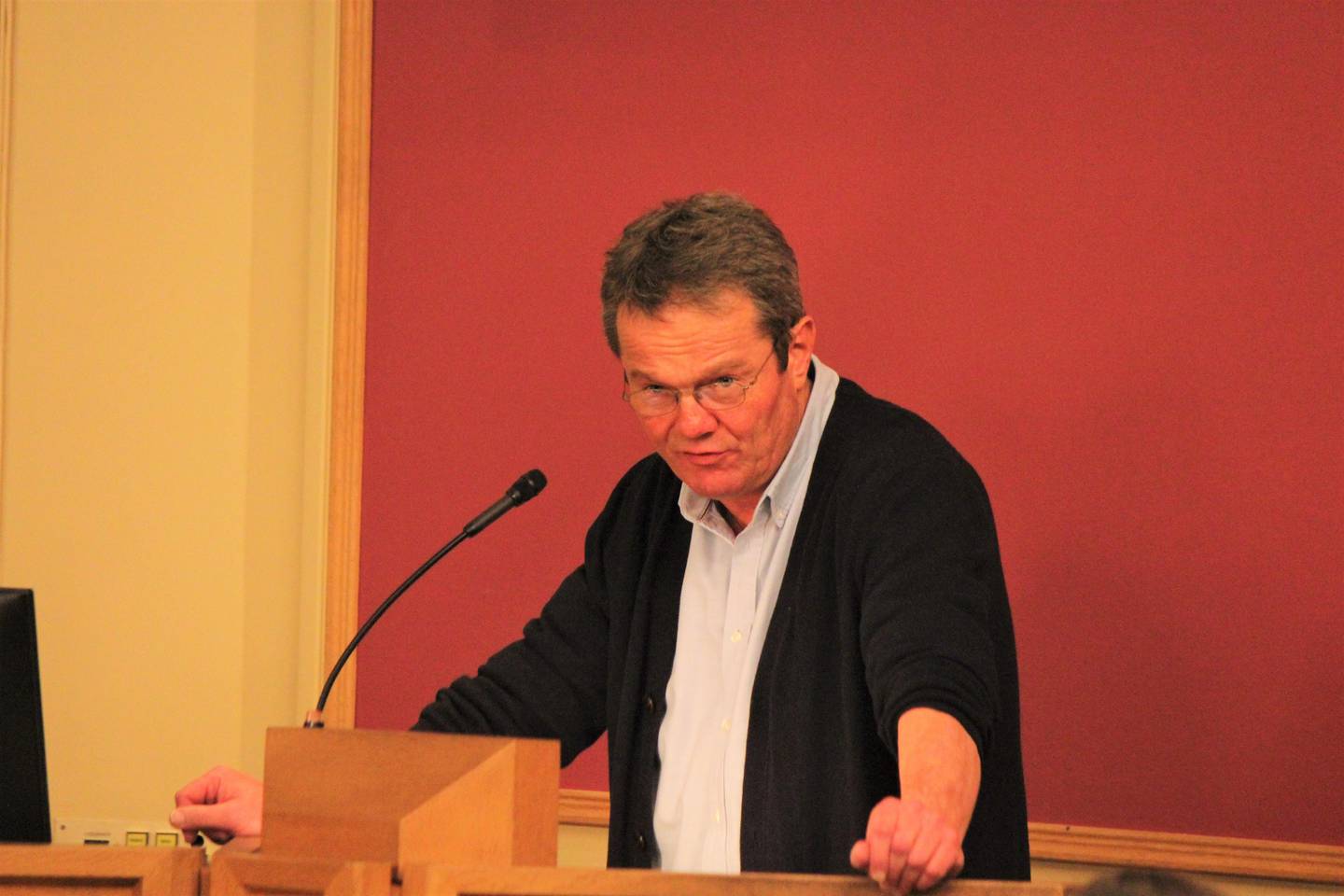 Frps gruppeleder Ulf Erik Knudsen synes det var spesielt at posisjonen tok skittentøyvasken på talerstolen i kommunestyret.
