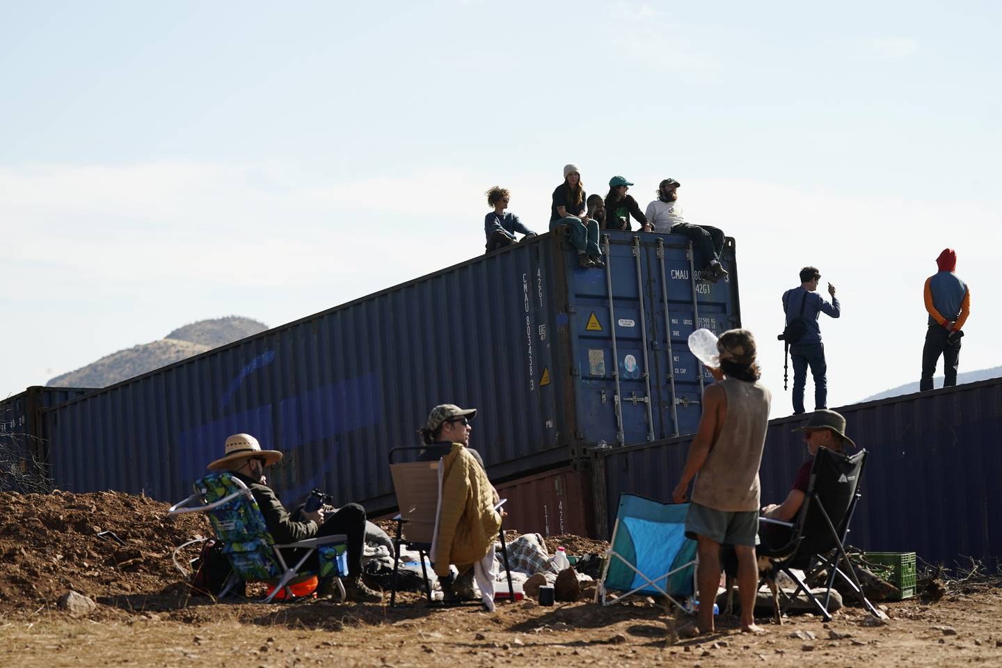 Aktivister har forsøkt å stanse byggingen av container-muren i fjellområdene mellom Arizona og Mexico.