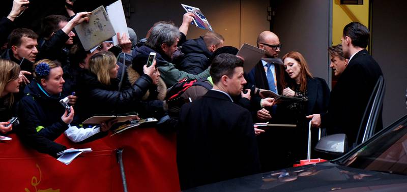 Stjernene tiltrekker seg horder av lokale autografjegere i Berlin. Her er det Julianne Moore som er «byttet». 